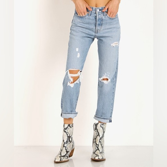 Levi’s Wedgie Straight Jeans Light Wash Distressed - Size 27 x 26 - Picture 1 of 14